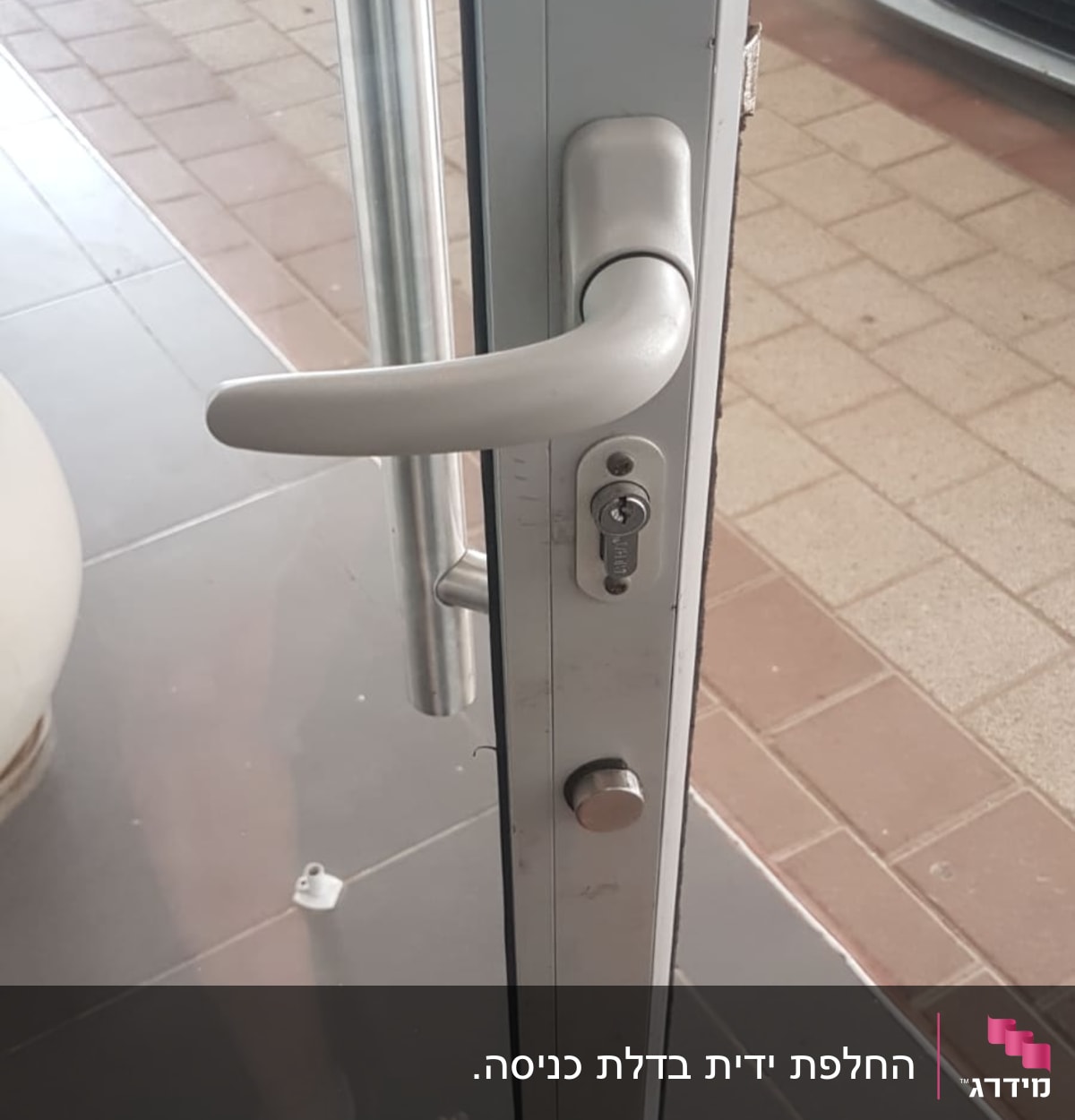 ידית ודלת זכוכית עם מנעול